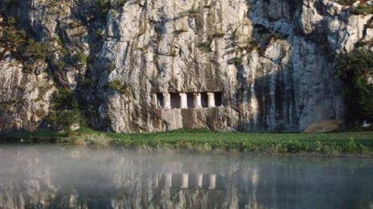 مركز السياحة السهل ، Asarkale ، Rock Tombs and Potern